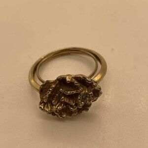 EUC Vintage Avon Gold Tone Flower Blaze Carnation Ring with Rhinestone